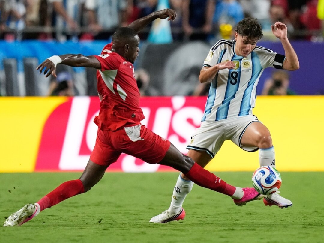 Julian Alvarez célèbre le deuxième but argentin lors de la prolongation contre la Suisse.