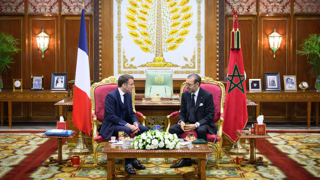 Rencontre officielle entre le président français Emmanuel Macron et le roi marocain Mohammed VI à Rabat, symbole d'une relation diplomatique en plein essor.
