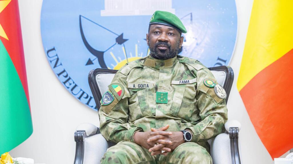 Le président de transition au Mali, le général Assimi Goïta, lors d'un sommet de l'Alliance des États du Sahel à Bamako en décembre 2025.