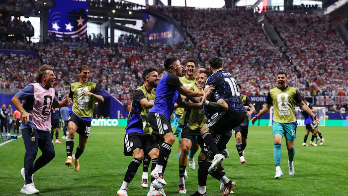 Des joueurs de soccer argentins célèbrent une victoire en demi-finale