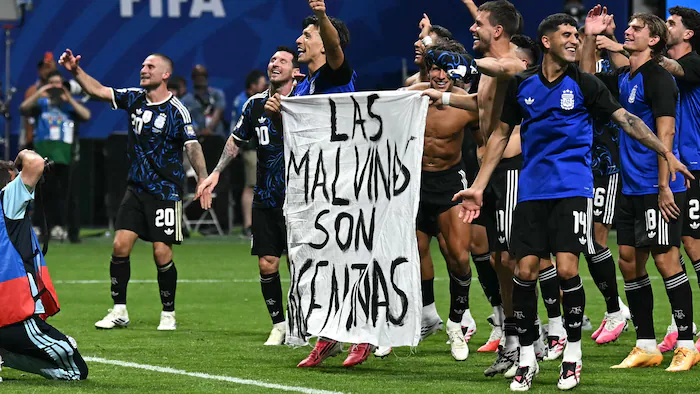 Des joueurs argentins brandissent une banderole 'Les Malouines sont argentines'