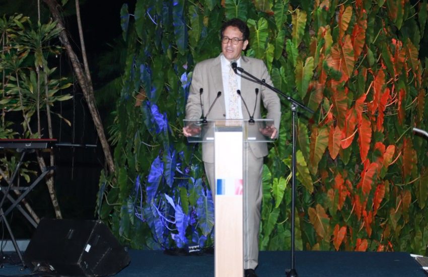 ambassadeur de France au Gabon prononçant un discours à Libreville