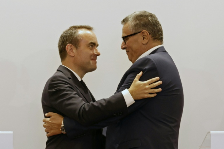 Sébastien Lecornu et Aziz Akhannouch échangent une poignée de main à l'issue d'une conférence de presse