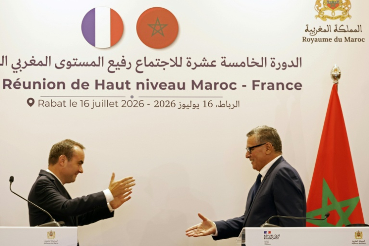 Le Premier ministre français Sébastien Lecornu et son homologue marocain Aziz Akhannouch lors d'une conférence de presse au ministère des Affaires étrangères à Rabat