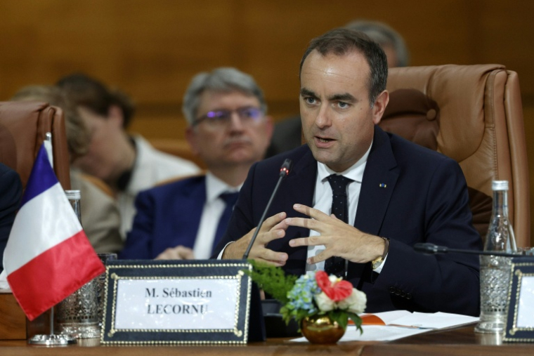 Sébastien Lecornu lors d’un discours d’ouverture avec des ministres marocains à Rabat