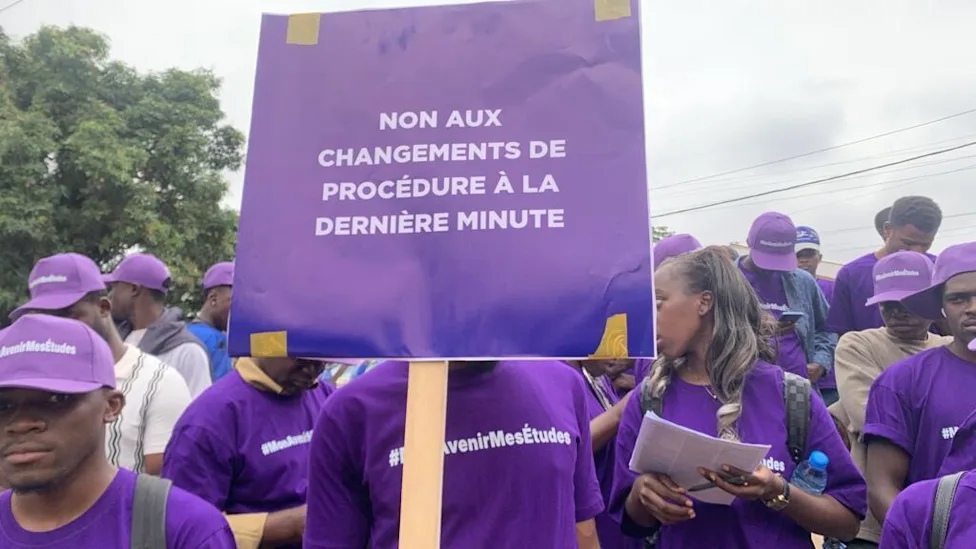Étudiants camerounais devant une ambassade, symbolisant les nouvelles règles de visa