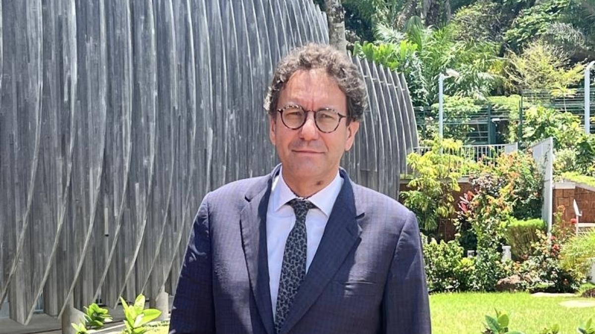 ambassadeur de France au Gabon lors de son discours