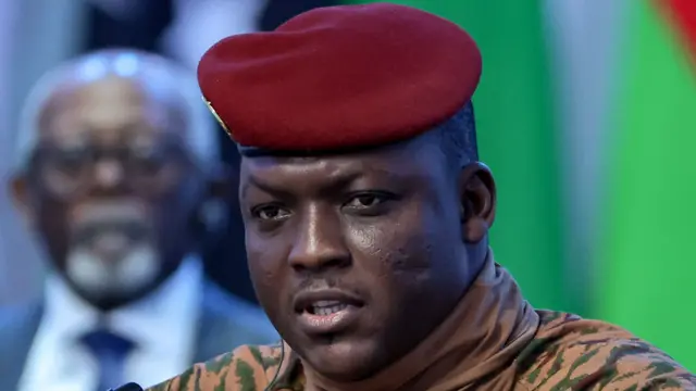 Ibrahim Traoré, chef de l'État burkinabè, en tenue militaire beige avec béret rouge, lors d'une interview télévisée