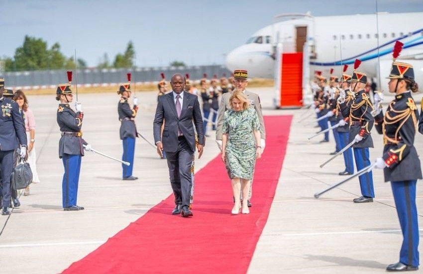 Le président Oligui Nguema et la ministre française de la Culture lors d'un événement officiel