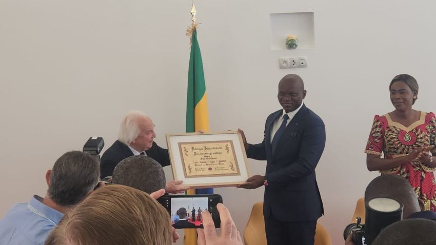 Brice Clotaire Oligui Nguema recevant une distinction internationale