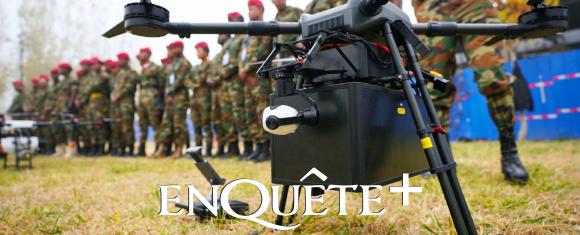 Drone militaire en vol au-dessus d'un paysage désertique