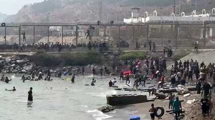 Des migrants traversent la frontière entre le Maroc et l'enclave espagnole de Ceuta à la nage