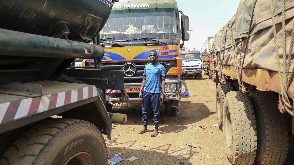 Des camions en attente sur la route principale reliant Bangui en République centrafricaine à Douala, au Cameroun
