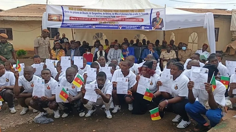 Emmanuel Jules Ntap, correspondant à Bafoussam, avec un ex-détenu libéré