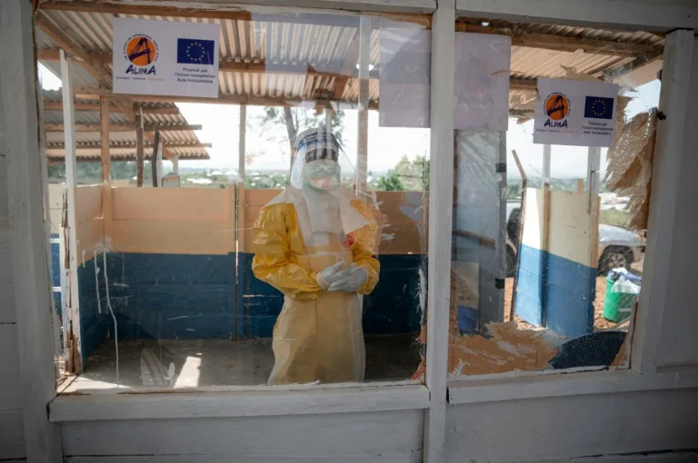 Photo illustrative d'une équipe médicale en tenue de protection contre Ebola en RDC