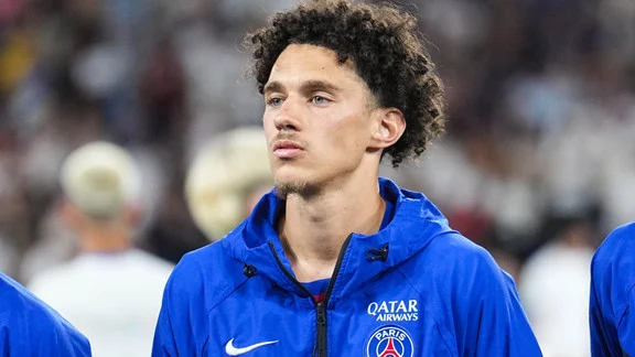 Maghnes Akliouche en action avec le maillot du PSG lors de la Supercoupe d'Europe