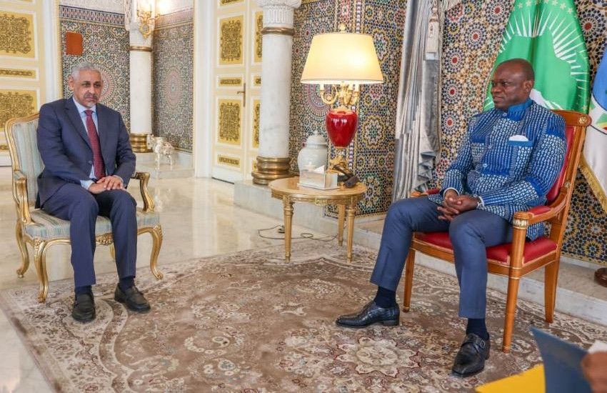 Le président gabonais Brice Clotaire Oligui Nguema en discussion avec Sidi Ould Tah, président de la BAD