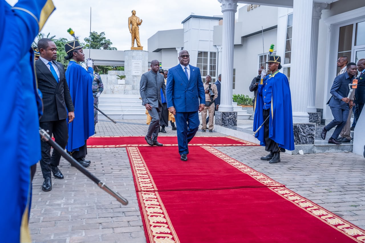 Félix-Antoine Tshisekedi et Brice Clotaire Oligui Nguema à l’aéroport de Libreville