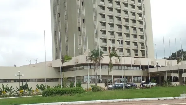 Vue sur l'Hôtel Président de Yamoussoukro, symbole des enjeux économiques ivoiriens