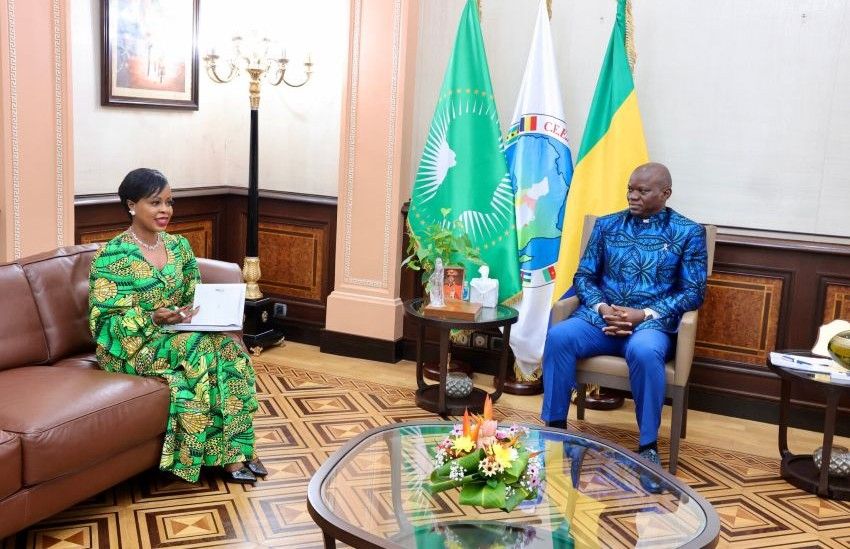 Le président Brice Clotaire Oligui Nguema recevant la ministre Zenaba Gninga Chaning